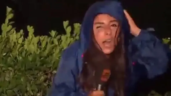 سماجت عجیب  خانم خبرنگار در هوای طوفانی + فیلمی بسیار جالب