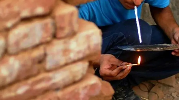 گاف شرم آور مجری بی بی سی ! + فیلم مجری نشئه از مواد !