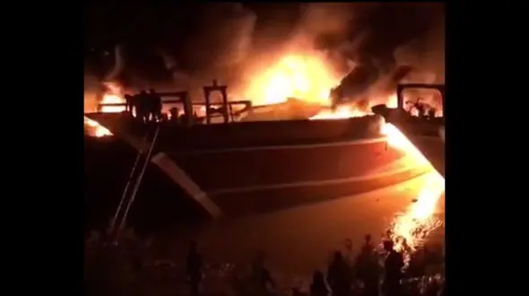 آتش سوزی 6 لنج در رودخانه زهره هندیجان + فیلم و عکس