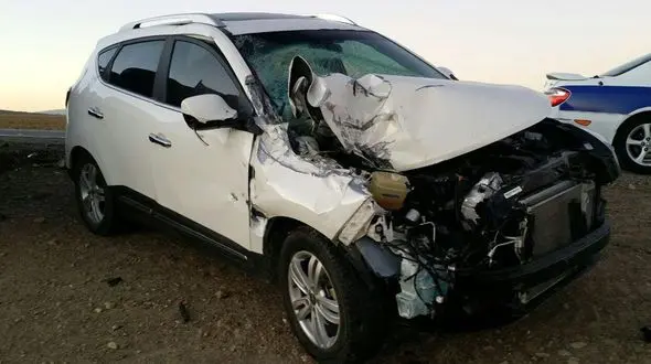 ببینید / له شدن خودرو شاسی بلند در تصادف با تریلی به خاطر یک اشتباه بچگانه