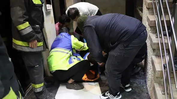 سقوط فرد نابینا از طبقه پنجم ساختمان / او در عین ناباوری زنده ماند