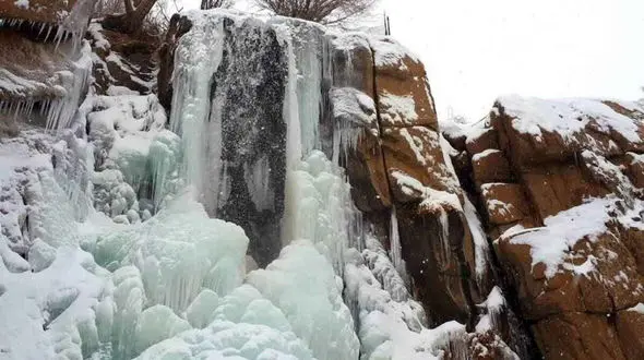 آبشار گنجنامه همدان یخ زد! + عکس