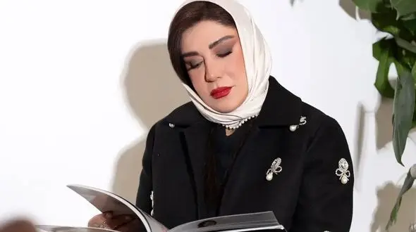 عکس استایل مجلل و کلاسیک «نسیم ادبی / درخشش مرواریدها بر پالتوی فوتر مشکی 