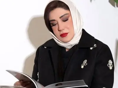 عکس استایل مجلل و کلاسیک «نسیم ادبی / درخشش مرواریدها بر پالتوی فوتر مشکی 