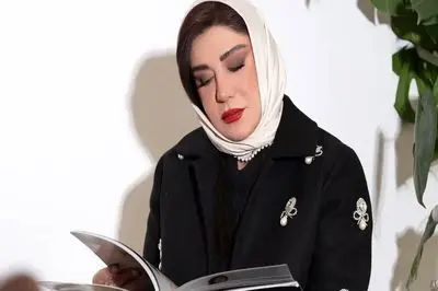 عکس استایل مجلل و کلاسیک «نسیم ادبی / درخشش مرواریدها بر پالتوی فوتر مشکی 