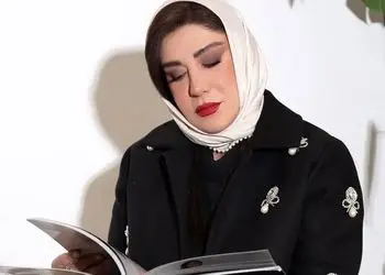 عکس استایل مجلل و کلاسیک «نسیم ادبی / درخشش مرواریدها بر پالتوی فوتر مشکی 