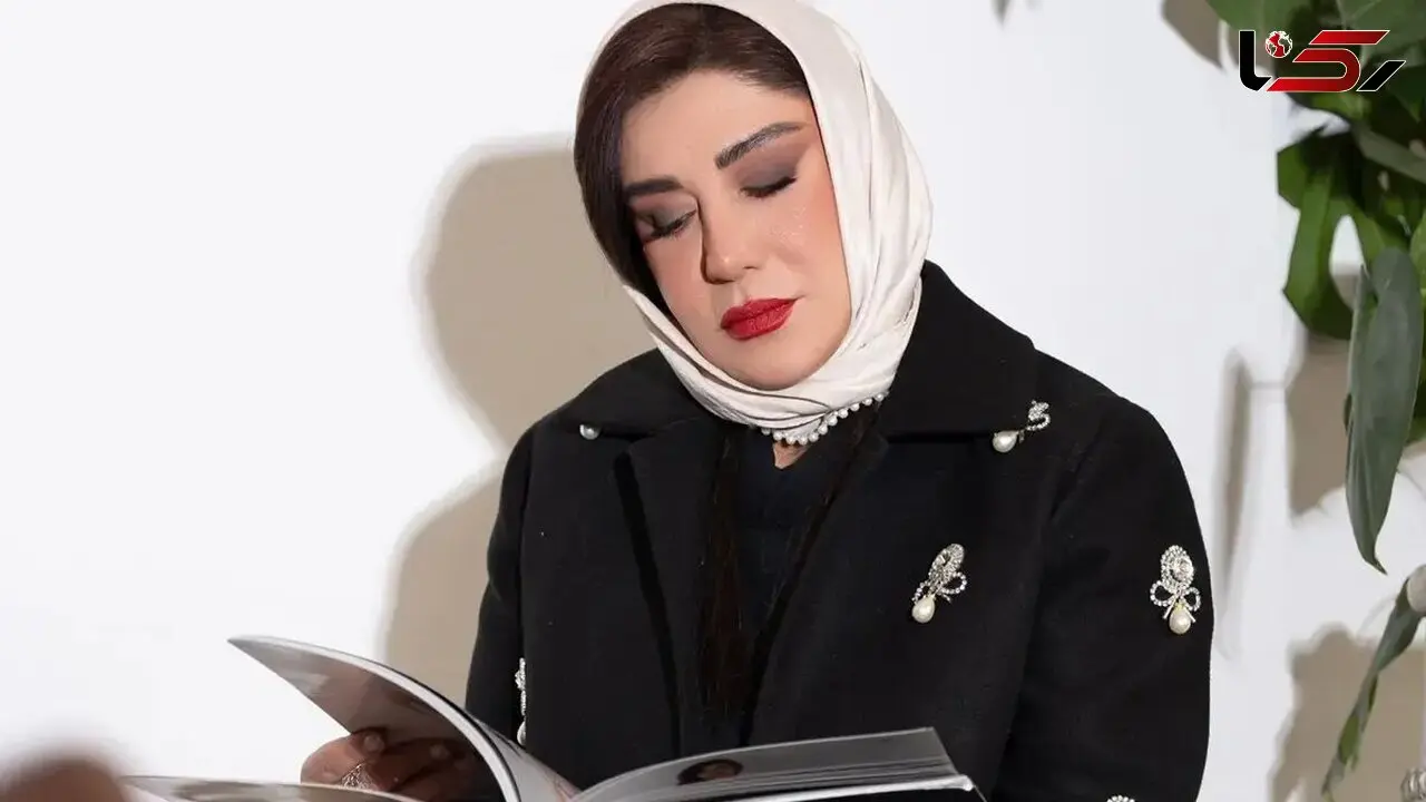 عکس استایل مجلل و کلاسیک «نسیم ادبی / درخشش مرواریدها بر پالتوی فوتر مشکی 