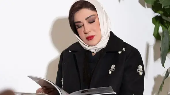 عکس استایل مجلل و کلاسیک «نسیم ادبی / درخشش مرواریدها بر پالتوی فوتر مشکی 