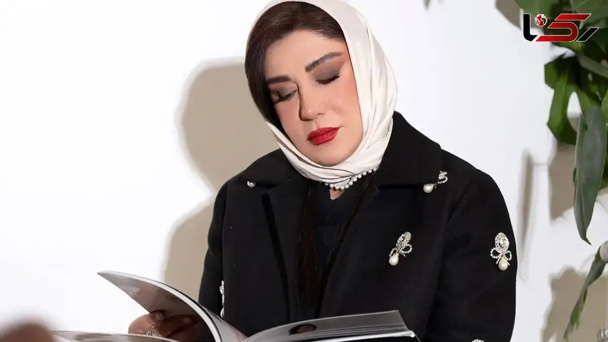 عکس استایل مجلل و کلاسیک «نسیم ادبی / درخشش مرواریدها بر پالتوی فوتر مشکی 