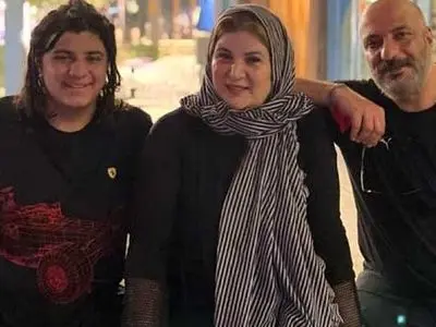 عکس / سفر در زمان/ ژست یادگاری آیین پسر دو متری ریما رامین فر با سارا و نیکای سریال پایتخت در پشت صحنه سریال