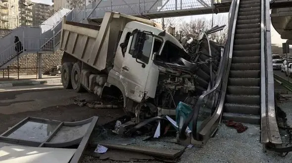 عکس کامیونی که به پله برقی نوبنیاد کوبید و مچاله شد