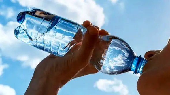 آب یا پلاستیک؟ کشف راز مهمی که زندگی شما را تغییر می‌ دهد