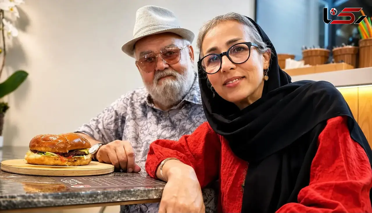 سفر در زمان / عکس از حضور اکبر عبدی در خانه دوست اردبیلی اش، جمشید هاشم پور برای عیادت از ایشان