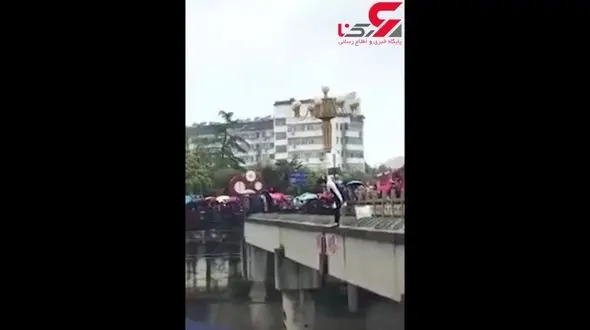 نجات دختر جوان هنگام خودکشی از روی یک پل در لحظه آخر + فیلم