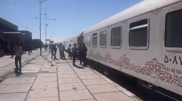 سرگردانی بیش از هزار مسافر در ایستگاه قطار گل گهر در گفتگوی اختصاصی با نماینده مجلس این شهر + صوت