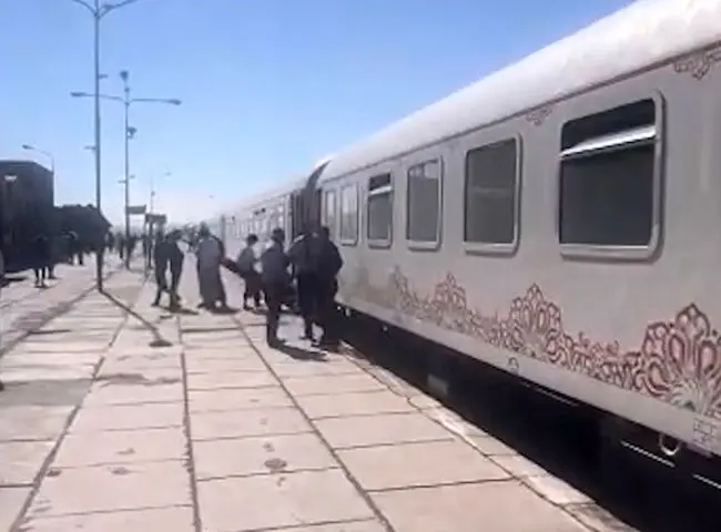 سرگردانی بیش از هزار مسافر در ایستگاه قطار گل گهر در گفتگوی اختصاصی با نماینده مجلس این شهر + صوت