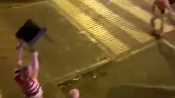 ببینید / دعوای وحشیانه طرفداران انگلیس و ولز + فیلم