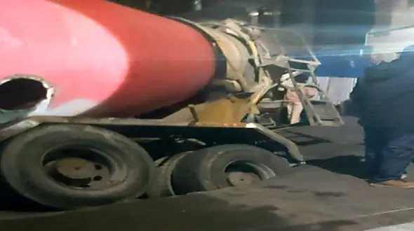 تصاویر عجیب از سقوط کامیون به یک چاله بزرگ در تهران + فیلم 