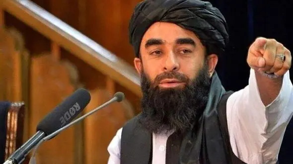 سخنگوی طالبان : تجهیزات نظامی آمریکا در افغانستان غنیمت جنگی است / توصیه کنایه‌آمیز سخنگوی طالبان به ترامپ