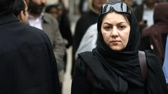 چیدمان دکور عزای قاجاری ستاره اسکندری برای پدرش در منزل شخصیشان+عکس/تزئینی زیبا با شمعدونی های شاه عباسی و رومیزی ترمه و قاب عکس