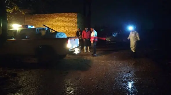 نجات مادر باردار و خانواده‌اش از سیل و آب‌گرفتگی در فسا