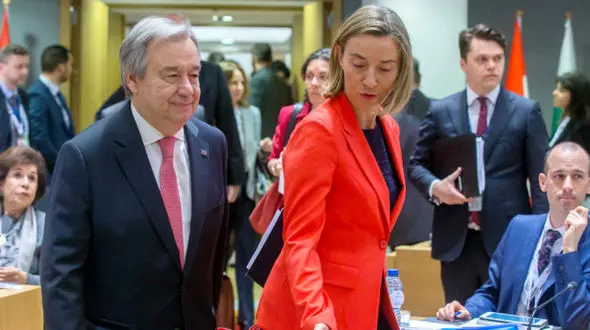  موگرینی با لباس بنفش به تحلیف  آمد  / پوشش گذشته او را ببینید + تصاویر