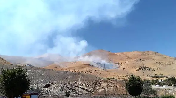 آتش سوزی عظیم در کوه آبیدر سنندج / بیش از ۲۰ هکتار اراضی طبیعی طعمه حریق شد + فیلم