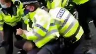 رفتار خشونت آمیز پلیس انگلیس با یک مرد جوان + فیلم