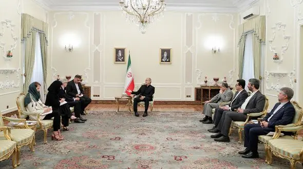 تسلیم استوارنامه سفرای کشورها به رئیس جمهور