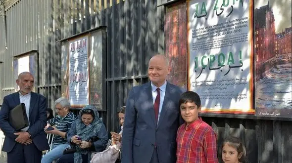 "آری به برجام" روی دیوار سفارت آلمان/ سفیر توضیح می دهد