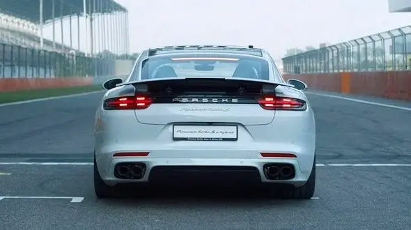 پورشه پانامرا هیبرید در پیست مسابقه آتش به پا کرد