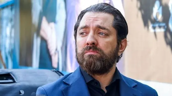 فیلم / ضجه های بهرام رادان و مادرش در مراسم خاکسپاری پدرش .../ هیچ بازیگری حضور نداشت و این خیلی .... از حمل تابوت توسط آقای بازیگر و ریختن خاک روی قبر پدر ...