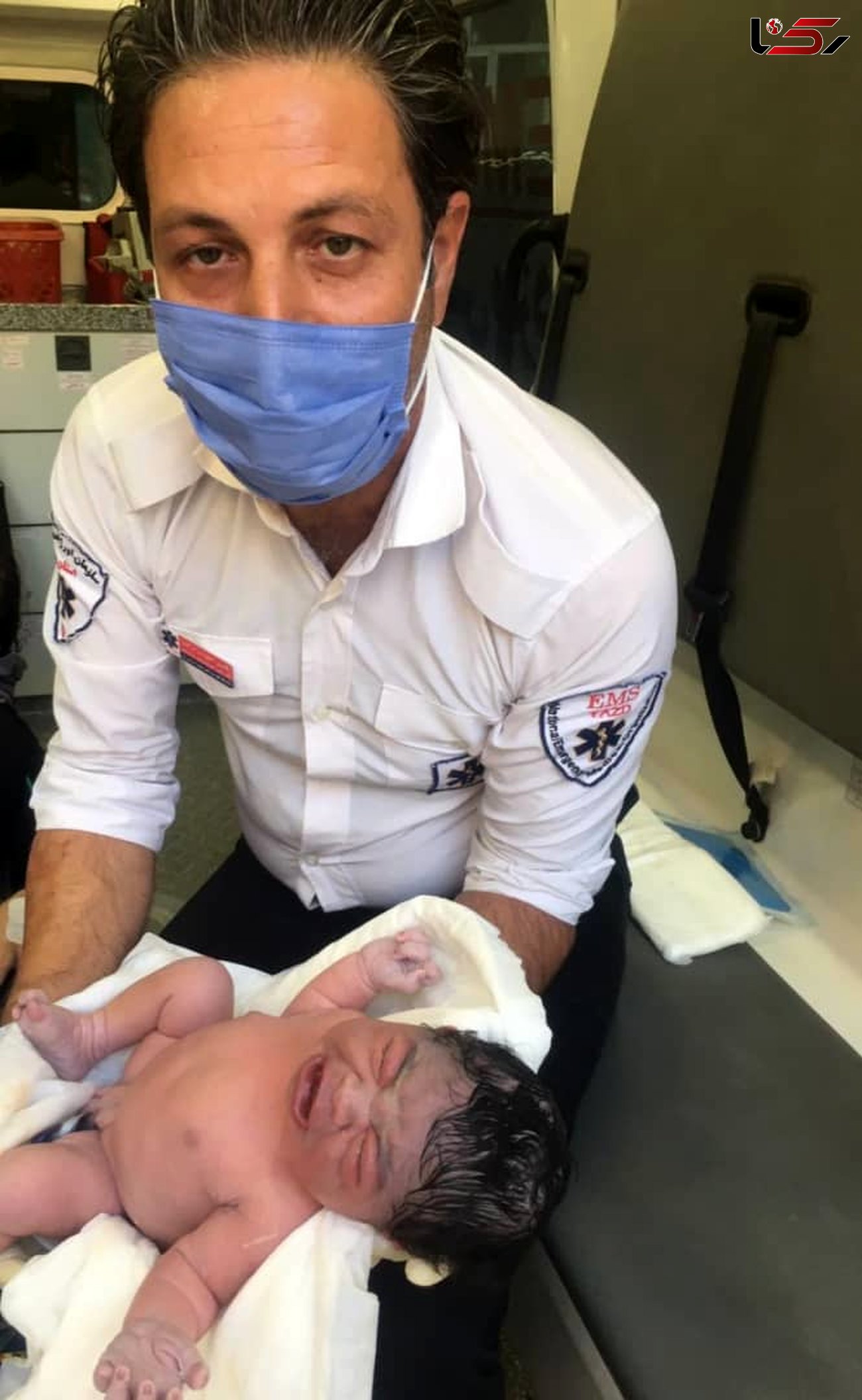 نوزاد عجول یزدی، در آمبولانس بدنیا آمد
