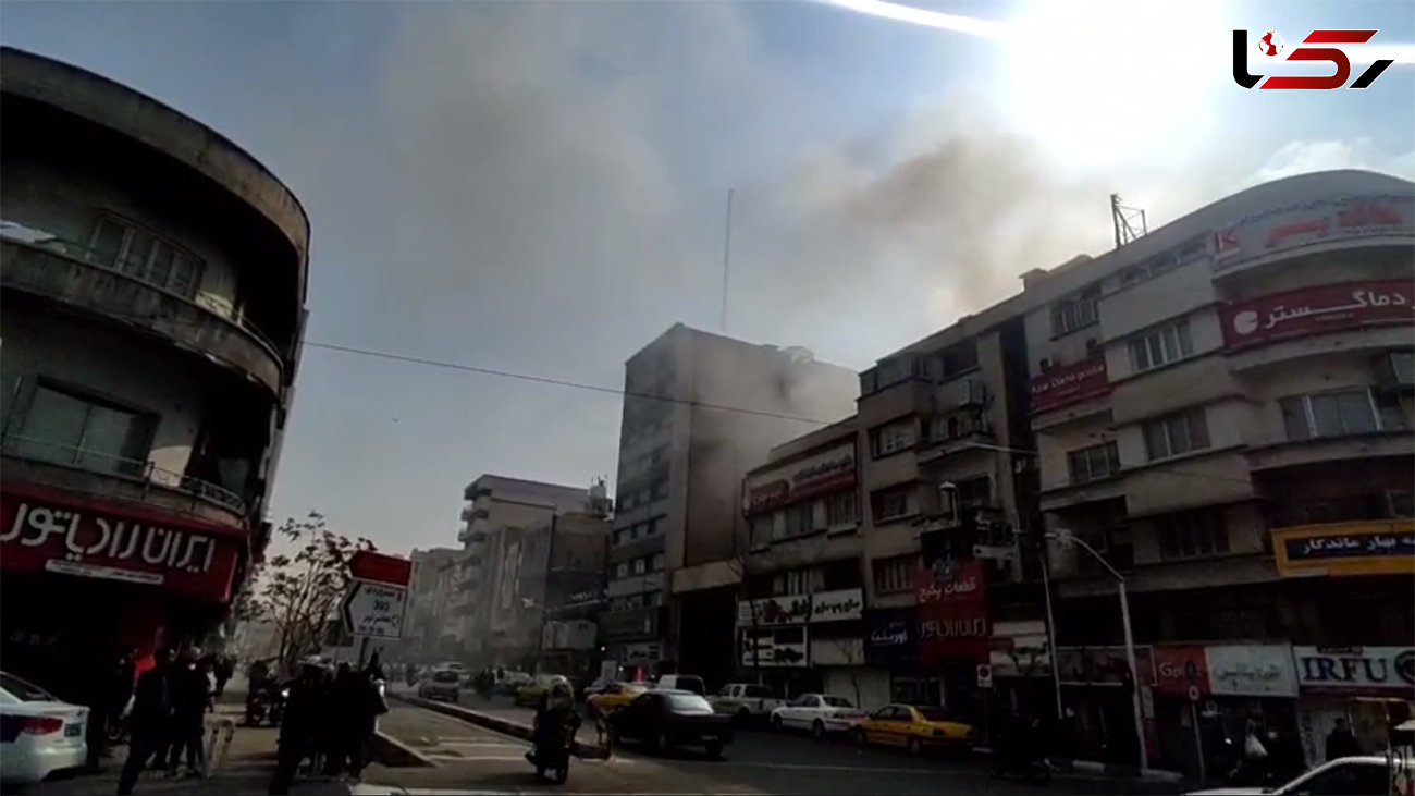 ببینید: / اولین فیلم از آتش‌ سوزی در یکی از ساختمان‌ های قدیمی خیابان طالقانی تهران
