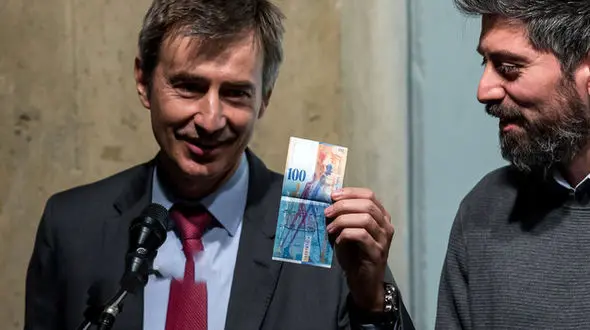 تصویر دو مجسمه زن و مرد معروف موزه هنرهای معاصر روی صد فرانکی سوئیس +عکس 