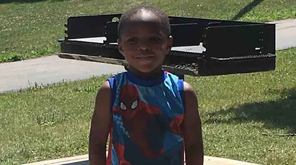 کودک 3 ساله پدر و مادرش را با شلیک گلوله از خواب بیدار کرد+عکس