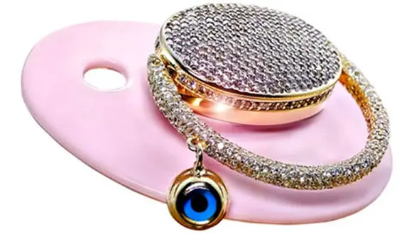 «پستونک های طلا» در دهان نوزادان لاکچری!