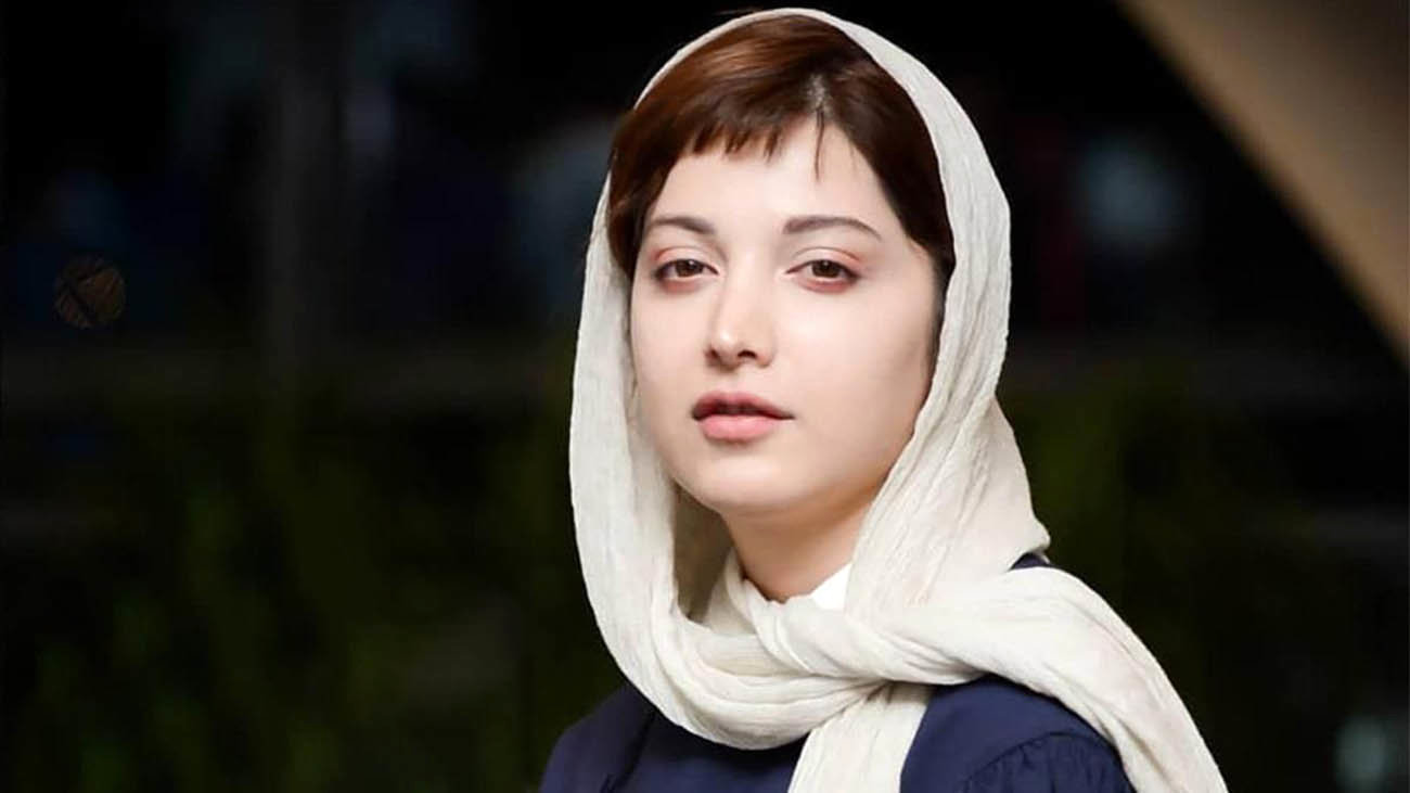 نامناسب ترین لباس خانم بازیگر ایرانی در اکران فیلم ! / روشنگ گرامی رد داد !