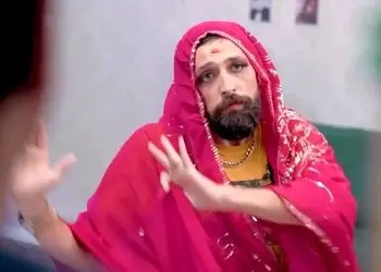 فیلم / رقص هندی محسن افشانی با لباس زنانه و پابند الکترونیکی زندانی ها ... از رژلب قرمز رنگ و لباس هندی تا خال وسط دو ابرو و ریش و سیبیل ...