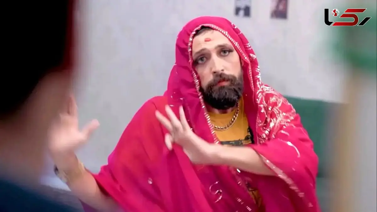 فیلم / رقص هندی محسن افشانی با لباس زنانه و پابند الکترونیکی زندانی ها ... از رژلب قرمز رنگ و لباس هندی تا خال وسط دو ابرو و ریش و سیبیل ...