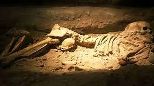 کشف اسکلت مرموز از زنی که در حال زایمان در دامغان فوت کرده است + فیلم