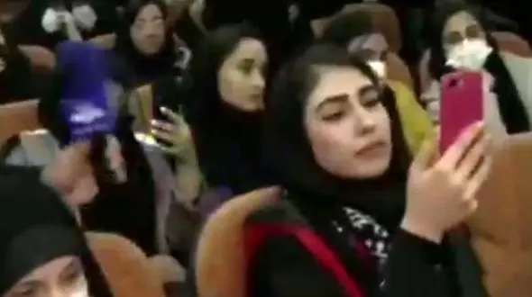 فیلم جواب له کننده دختر دانشجو به گزارشگر صدا و سیما  ! / با صدا و سیما حرف نمی زنم ! 