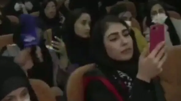 فیلم جواب له کننده دختر دانشجو به گزارشگر صدا و سیما  ! / با صدا و سیما حرف نمی زنم ! 