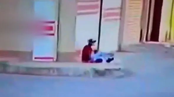فیلم لحظه سرقت دزد وقیح در روز روشن / این مرد کیست؟!