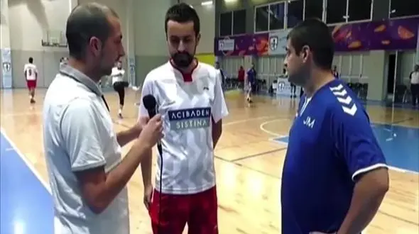 برخورد دردناک توپ به صورت خبرنگار حین مصاحبه + فیلم
