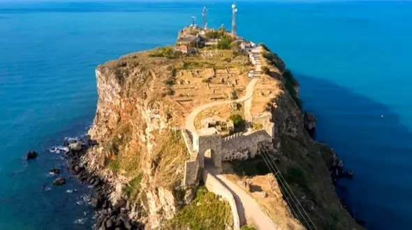 عکس ها / گنج 600 سالۀ «تاتارها» در زیر قلعۀ تاریخی کشف شد / از 873 سکه طلا و نقره تا 4 مهره طلای ...