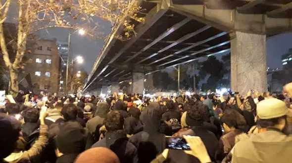 سوگواری جمعی پرواز ۷۵۲ در تهران ؛ غمی که تبدیل به خشم شد / مردم با «استعفا» و «دروغ» جمله می‌سازند