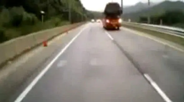 اتوبوسی که مثل گاو خشمگین خودروها را له کرد + فیلم