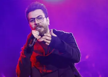 فیلم/ بغض گرشا رضایی هنگام خواندن آهنگ اختصاصی برای علی انصاریان