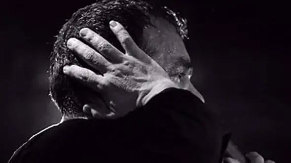 دانلود مداحی باشکوه محمود کریمی برای شام غریبان / قامت زینب ز الَم خم شده ساربان ...